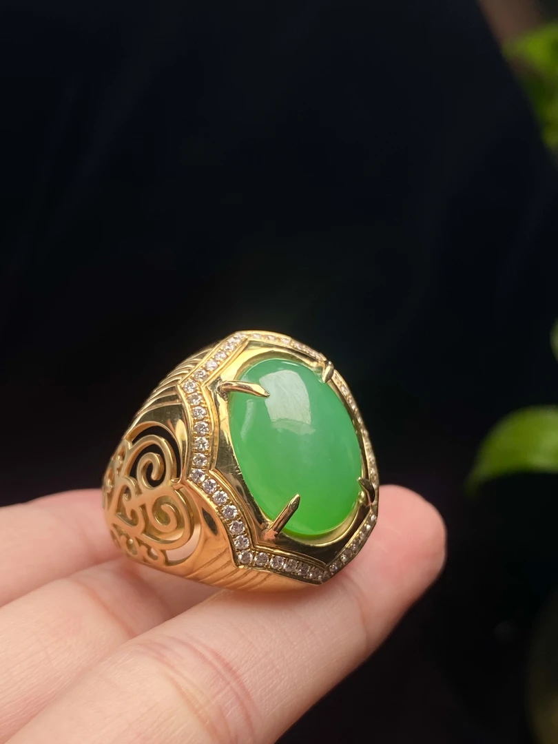 18k金南非钻镶嵌天然缅甸翡翠A货阳绿大蛋面男士简约霸气镂空男戒