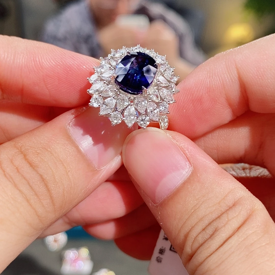 戒指18K金镶嵌蓝宝石Aigs皇家蓝5.01ct