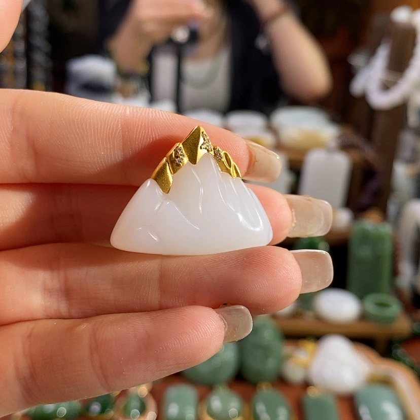 【闪购商品】吊坠(赠链)18K金镶嵌和田玉