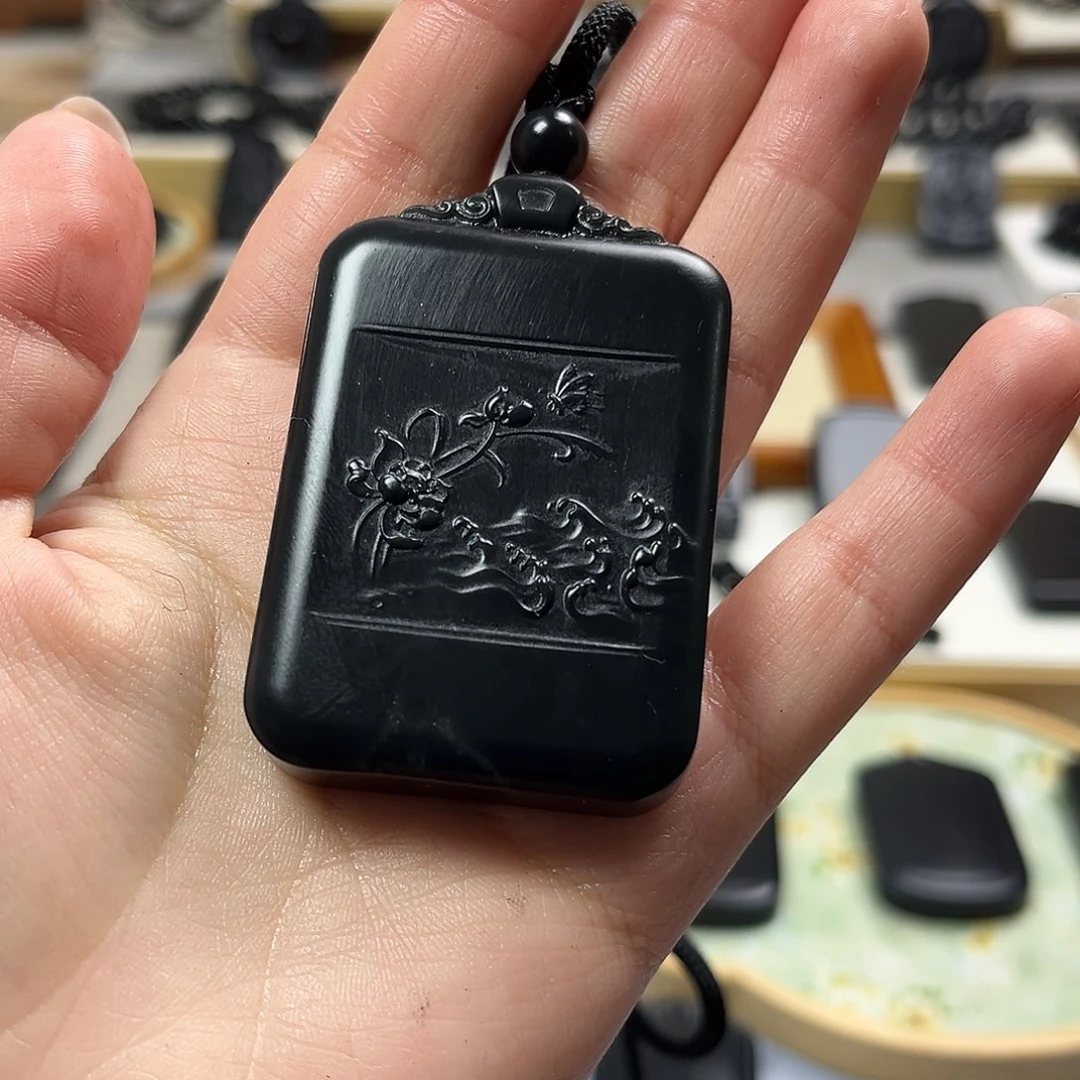 和田玉（墨玉）未镶嵌颈饰花开带裂