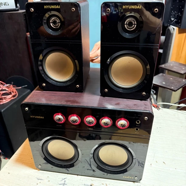 8新  8新 二手HYUNDAI低音炮三件套 运费自理 不包退换