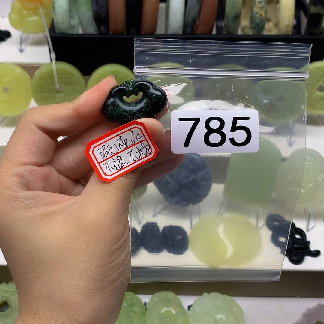 蛇纹石玉颈饰未镶嵌