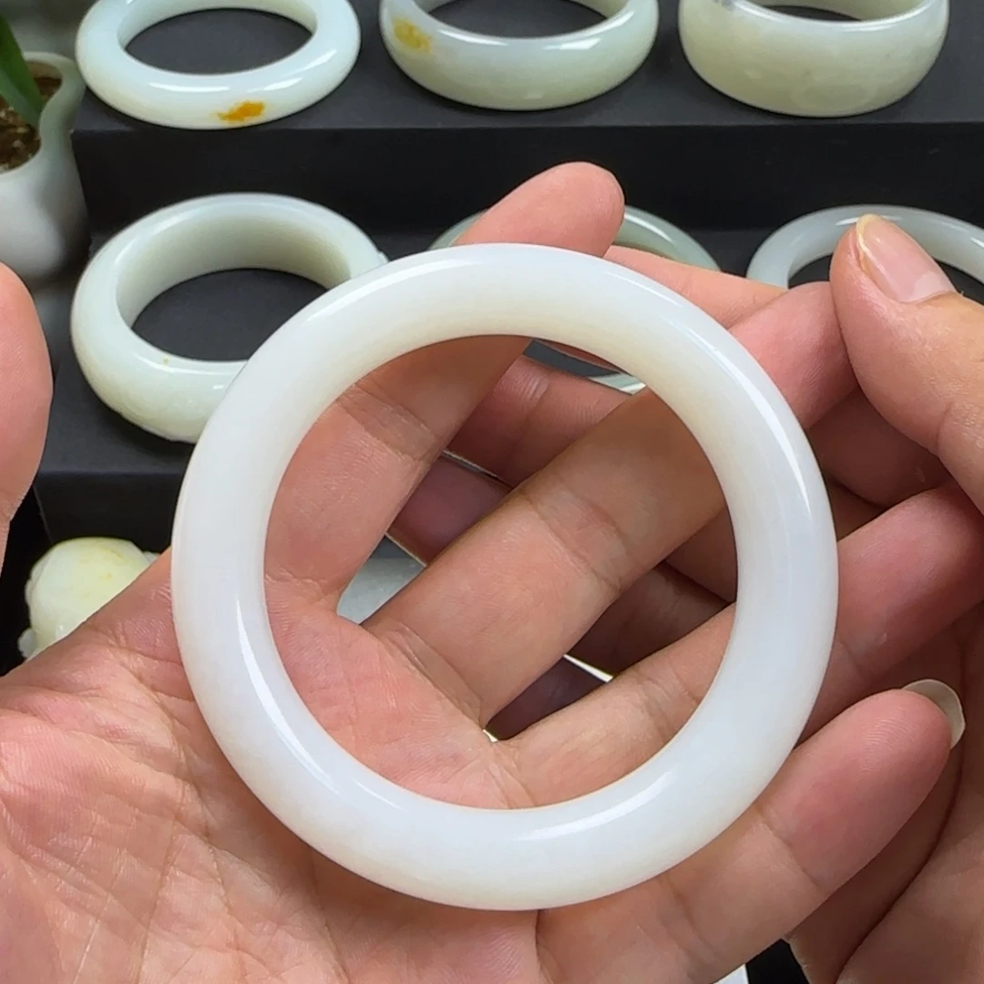 和田玉手镯未镶嵌俄料圆条大白镯