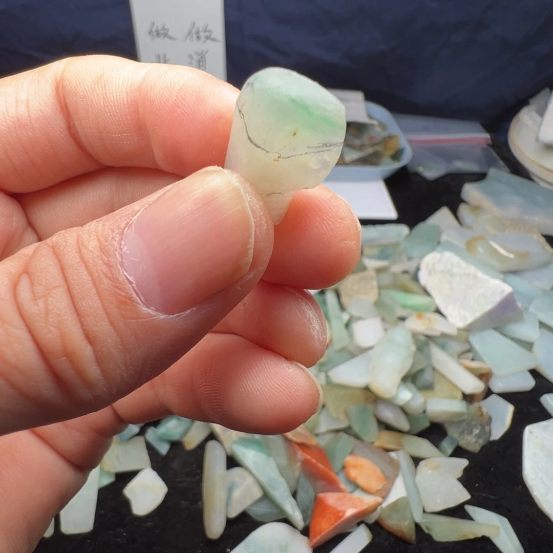 翡翠散珠缅甸翡翠A货带金丝绿料