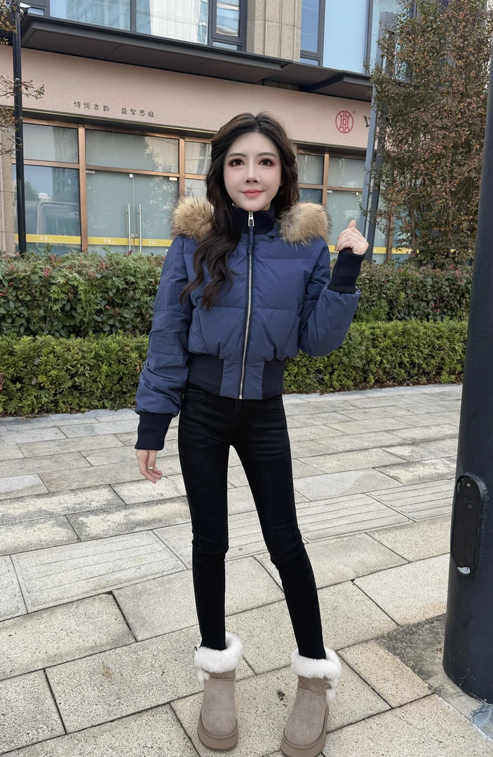 真真：2025潮流冬款定制款洋气帽子大毛领藏蓝色收腰羽绒服