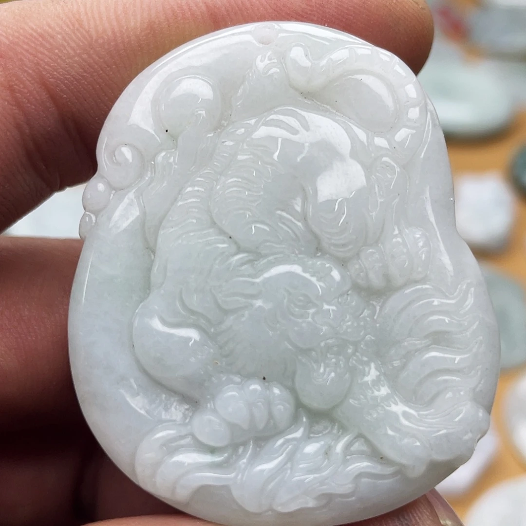 翡翠未镶嵌颈饰下山虎