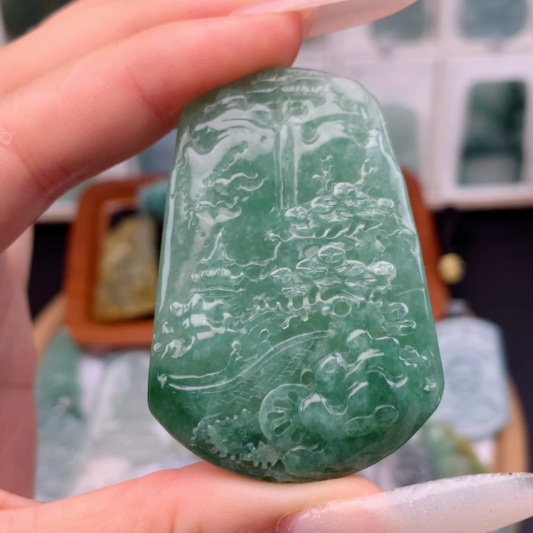 翡翠未镶嵌颈饰山水