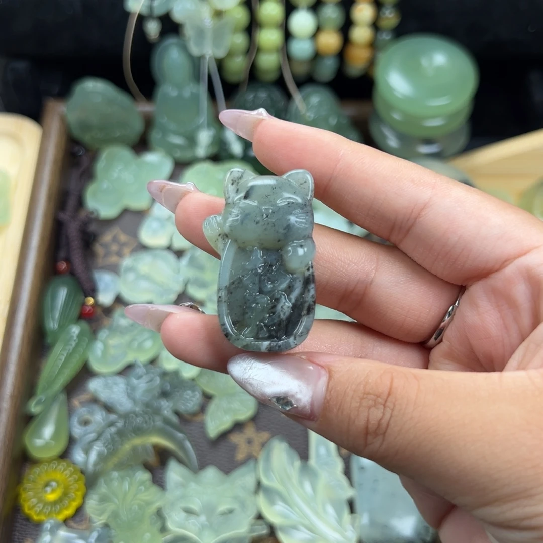 蛇纹石玉未镶嵌颈饰招财猫