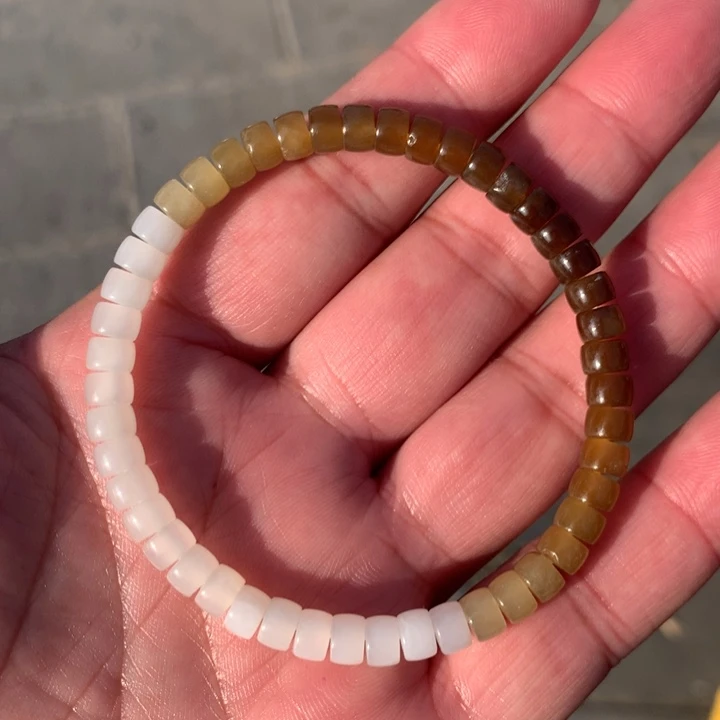 颈饰未镶嵌透闪石质玉