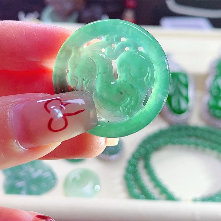 翡翠颈饰未镶嵌天然