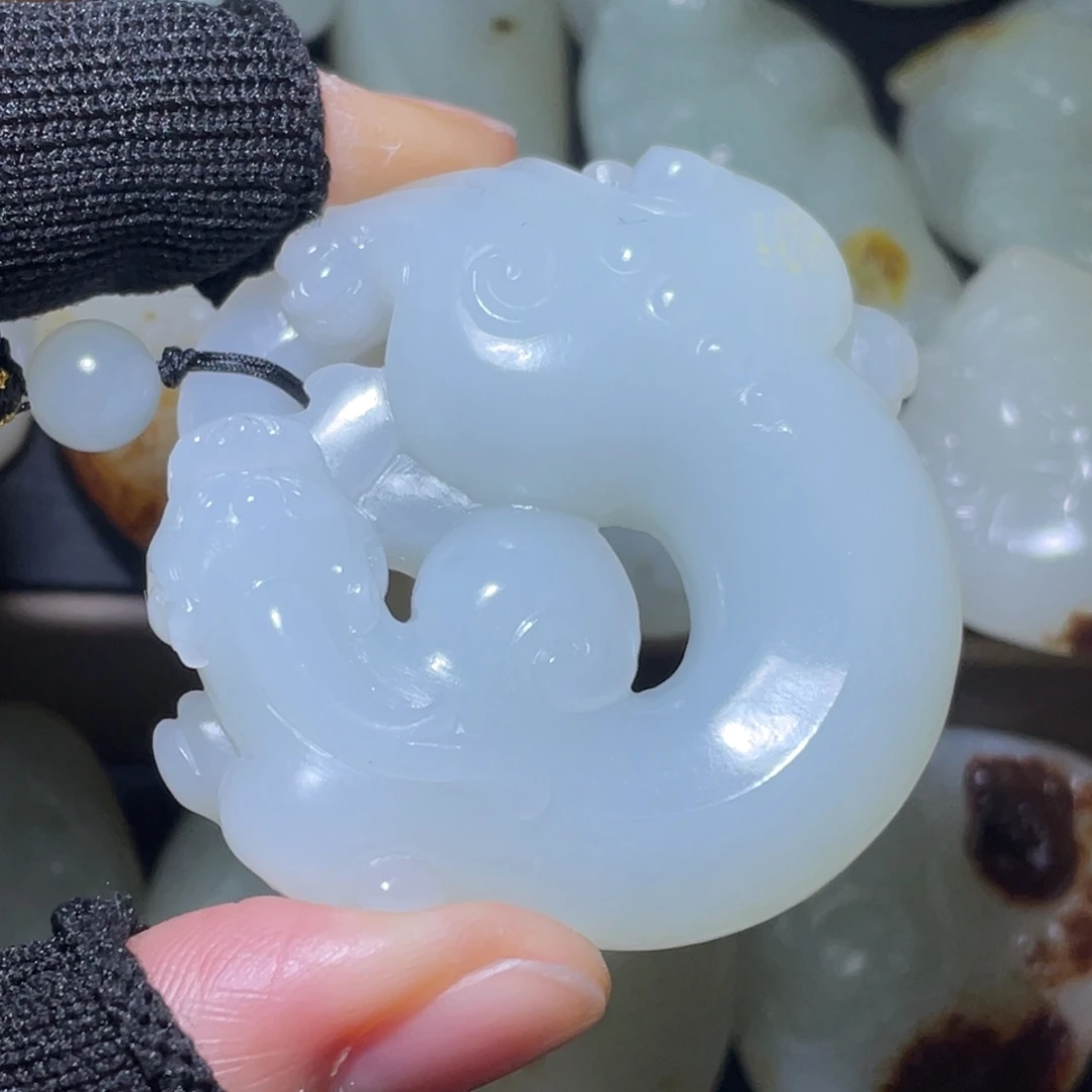 用***4和田玉未镶嵌颈饰