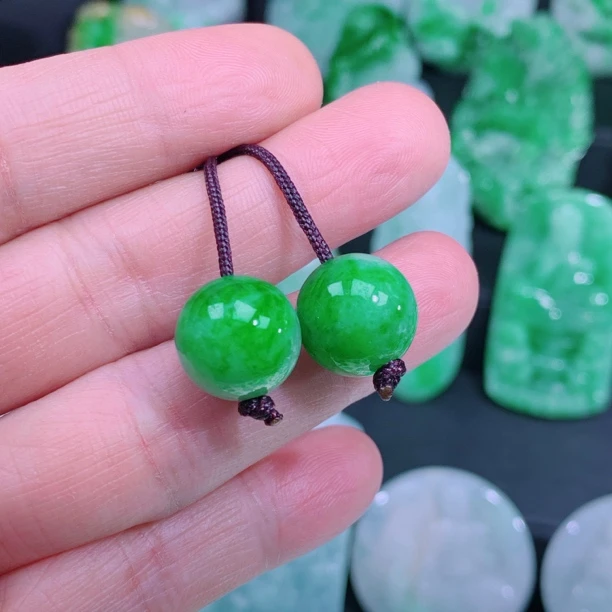 天然A货翡翠飘阳绿圆润饱满翡翠圆珠一对 (飘深色花) 尺寸:13.8mm