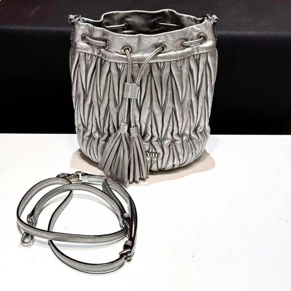 95新 MIU MIU/缪缪 银色褶皱水桶包