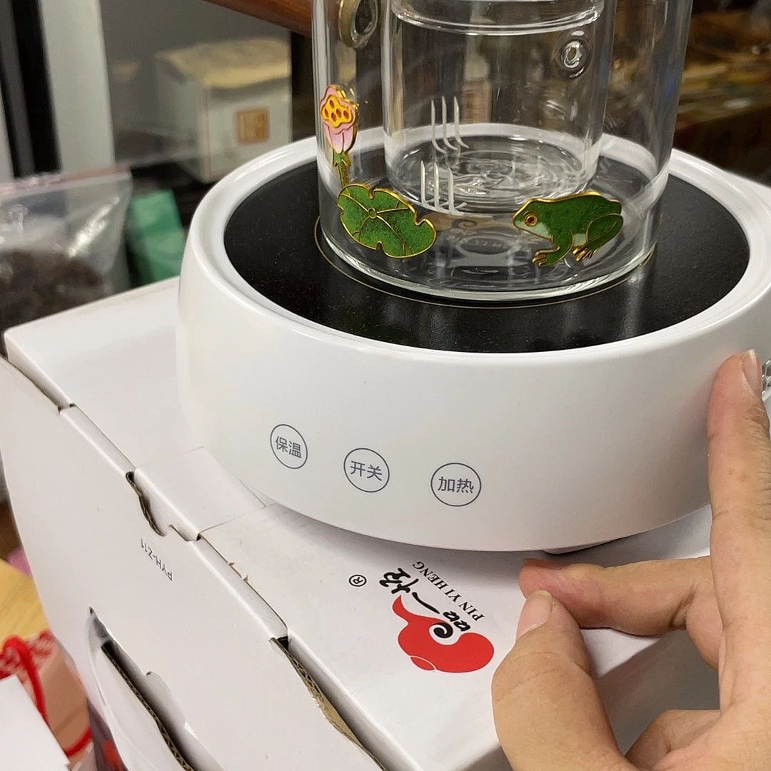 搪瓷杯子里还有很多小