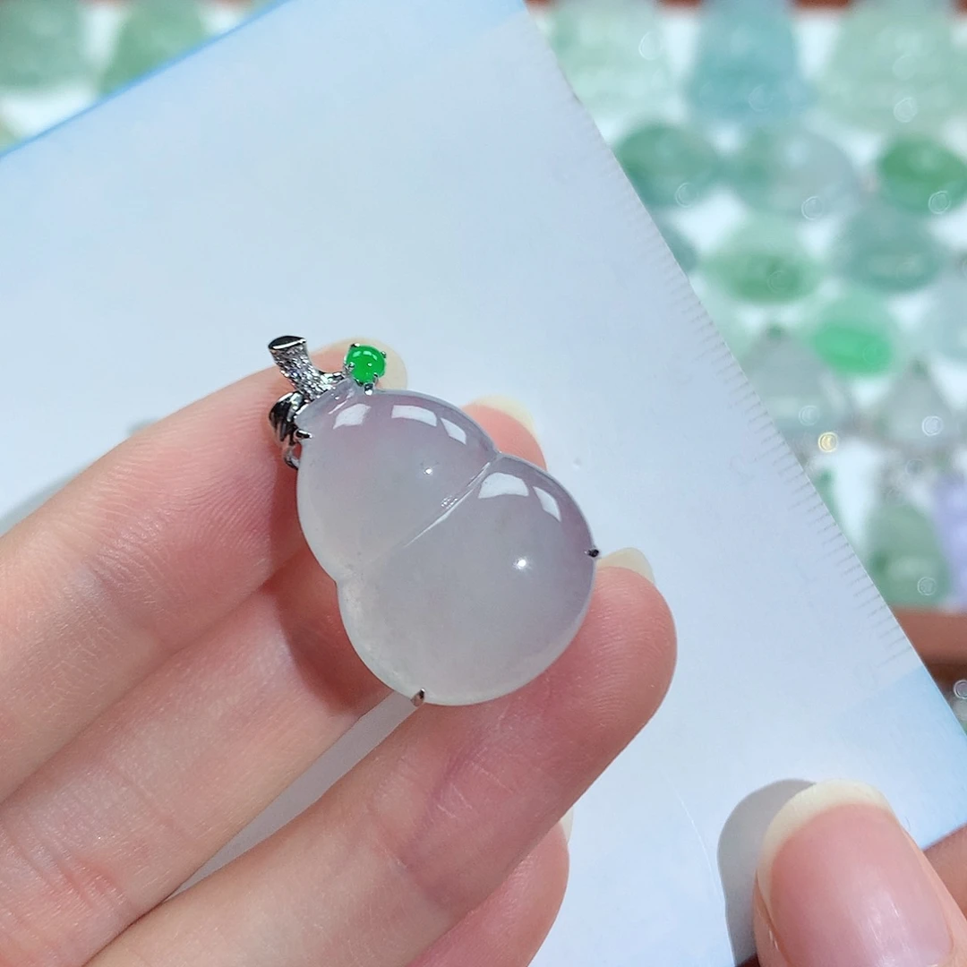 翡翠未镶嵌颈饰葫芦