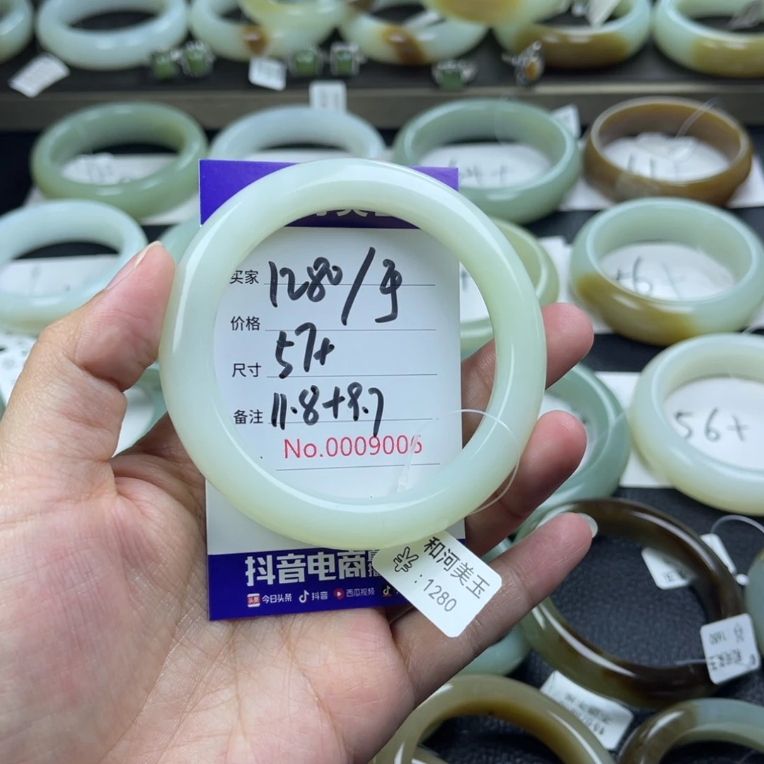 和田玉手镯未镶嵌十**?