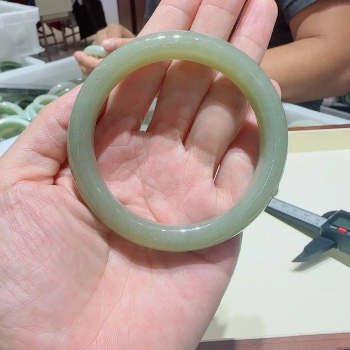 未镶嵌手镯和田玉30