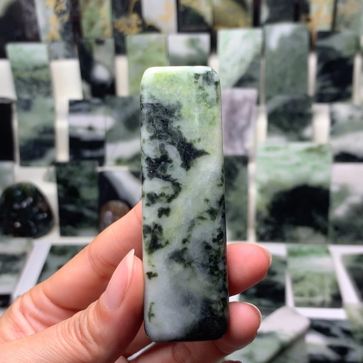 独山玉颈饰未镶嵌