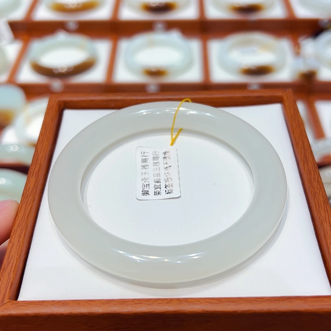 和田玉未镶嵌手镯荔枝肉