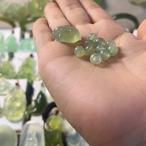 未镶嵌蛇纹石玉颈饰