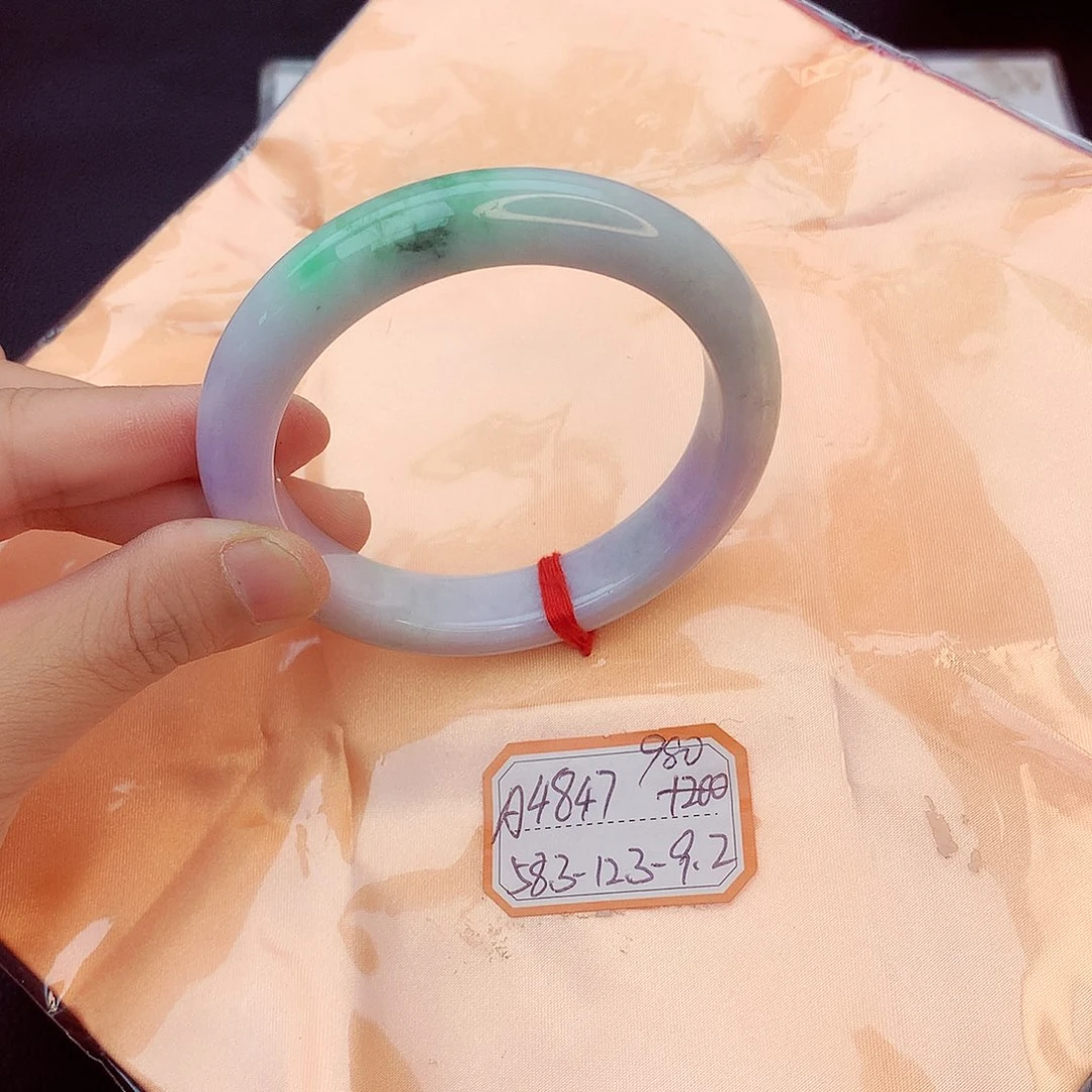 翡翠手镯未镶嵌翡翠