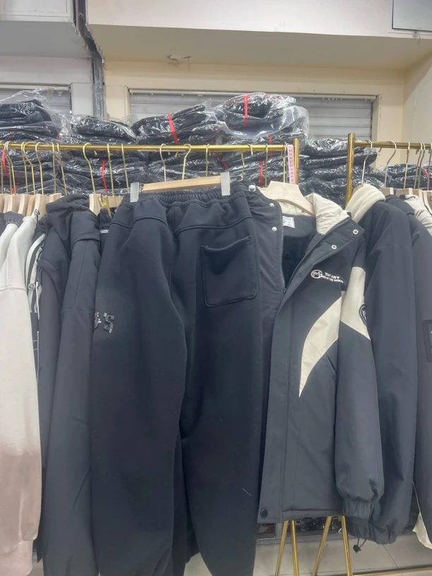 《羽绒服》黑色羽绒服8819