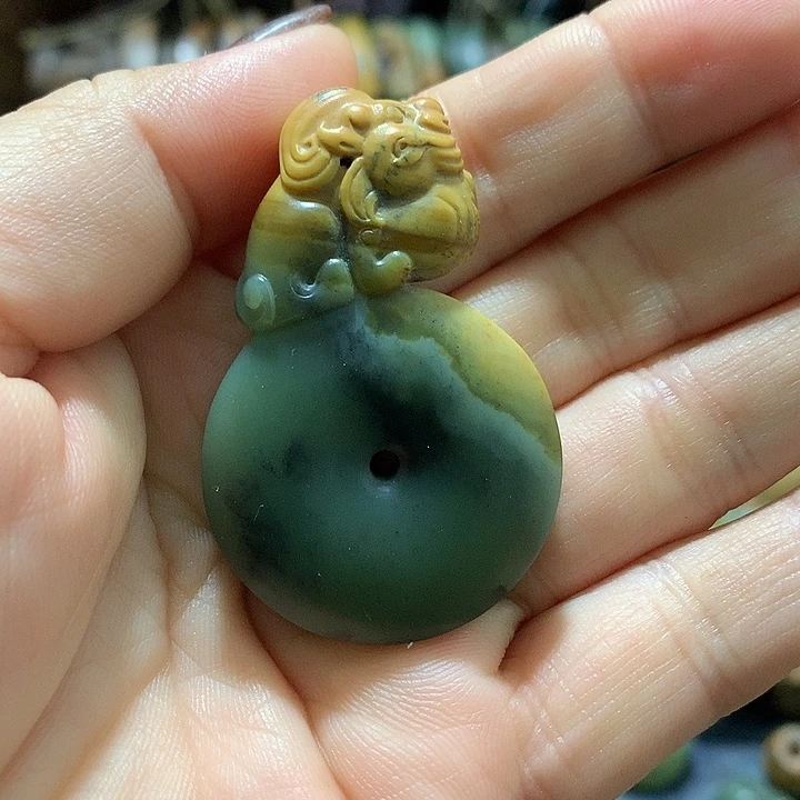 未镶嵌岫岩河磨玉（透闪石质玉）挂件