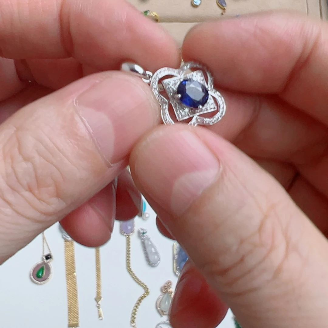 蓝宝石颈饰18K金镶嵌