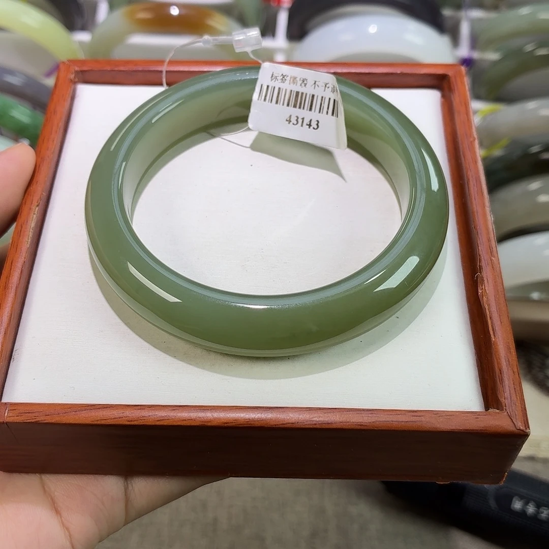 和田玉手镯未镶嵌深湖水绿