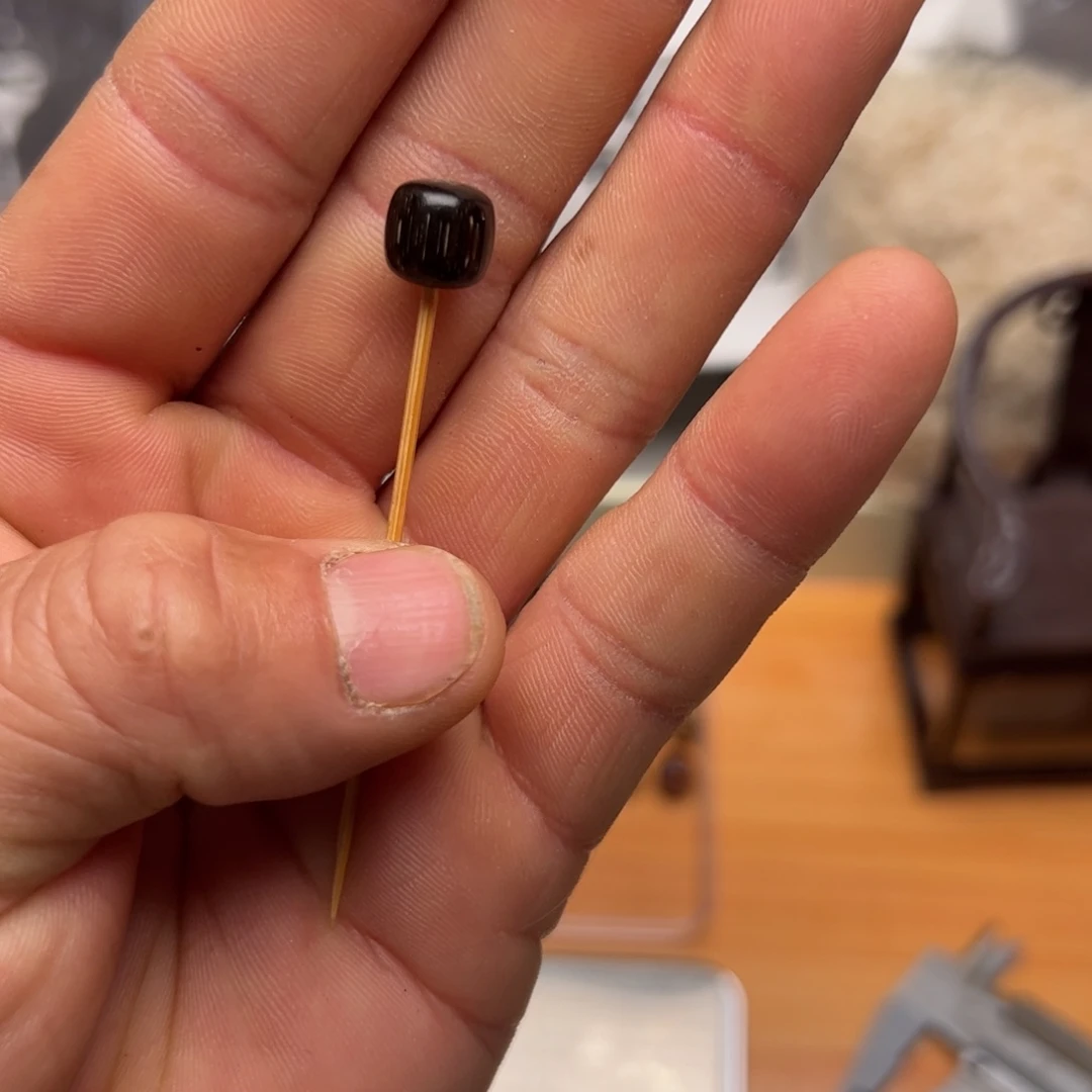 花岗石只买单纯的吊坠，没带链子，属的性质。0.56