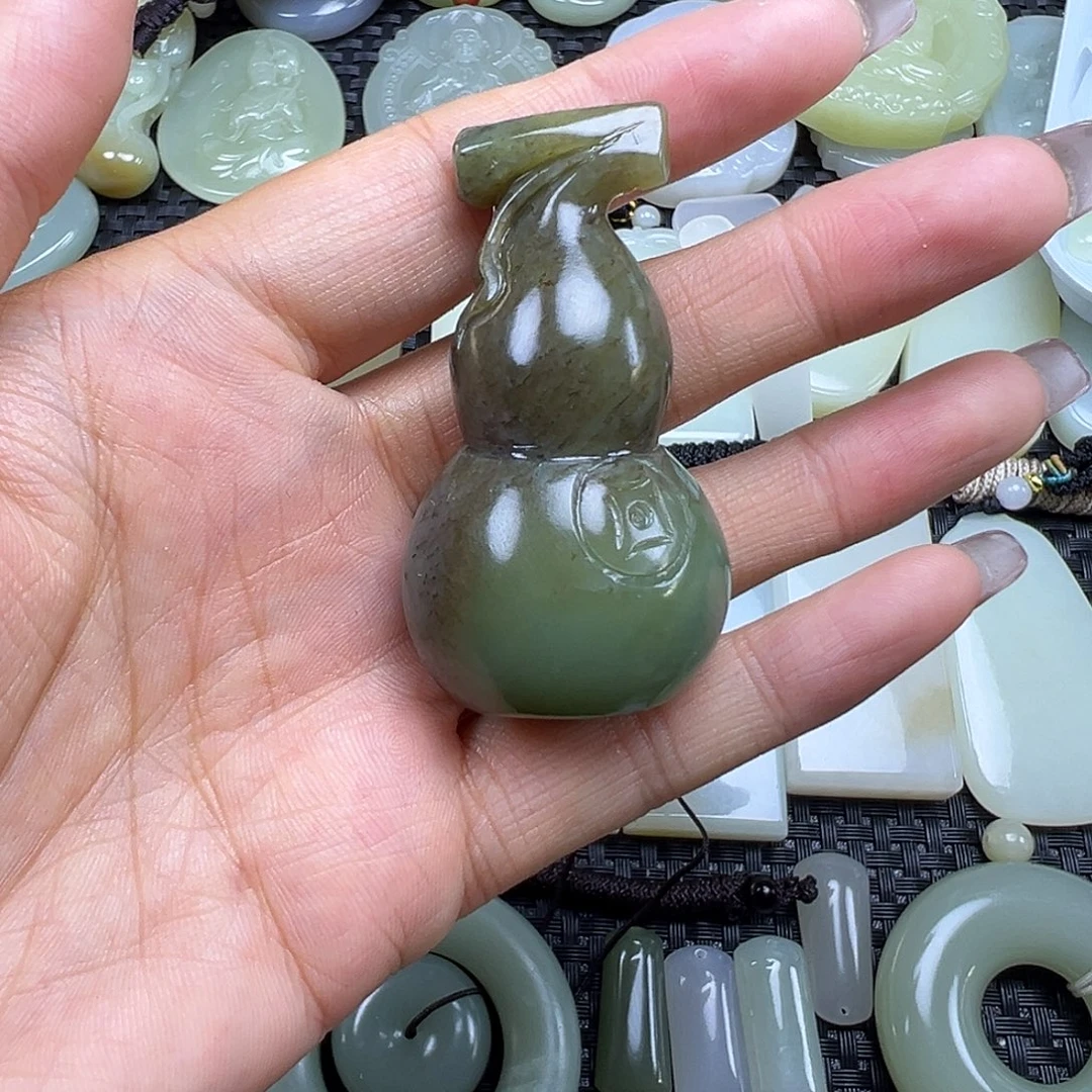 和田玉未镶嵌颈饰微瑕，不退不换，卡56.4