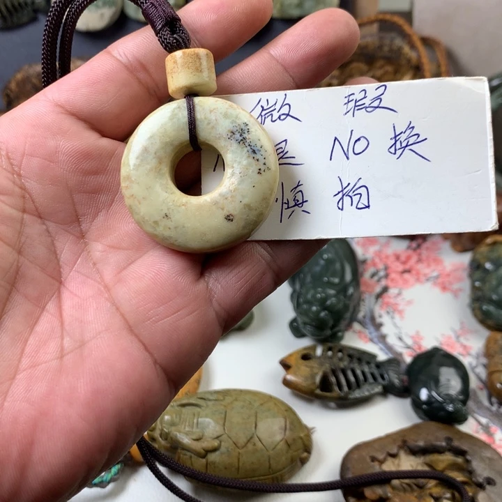 透闪石质玉挂件未镶嵌