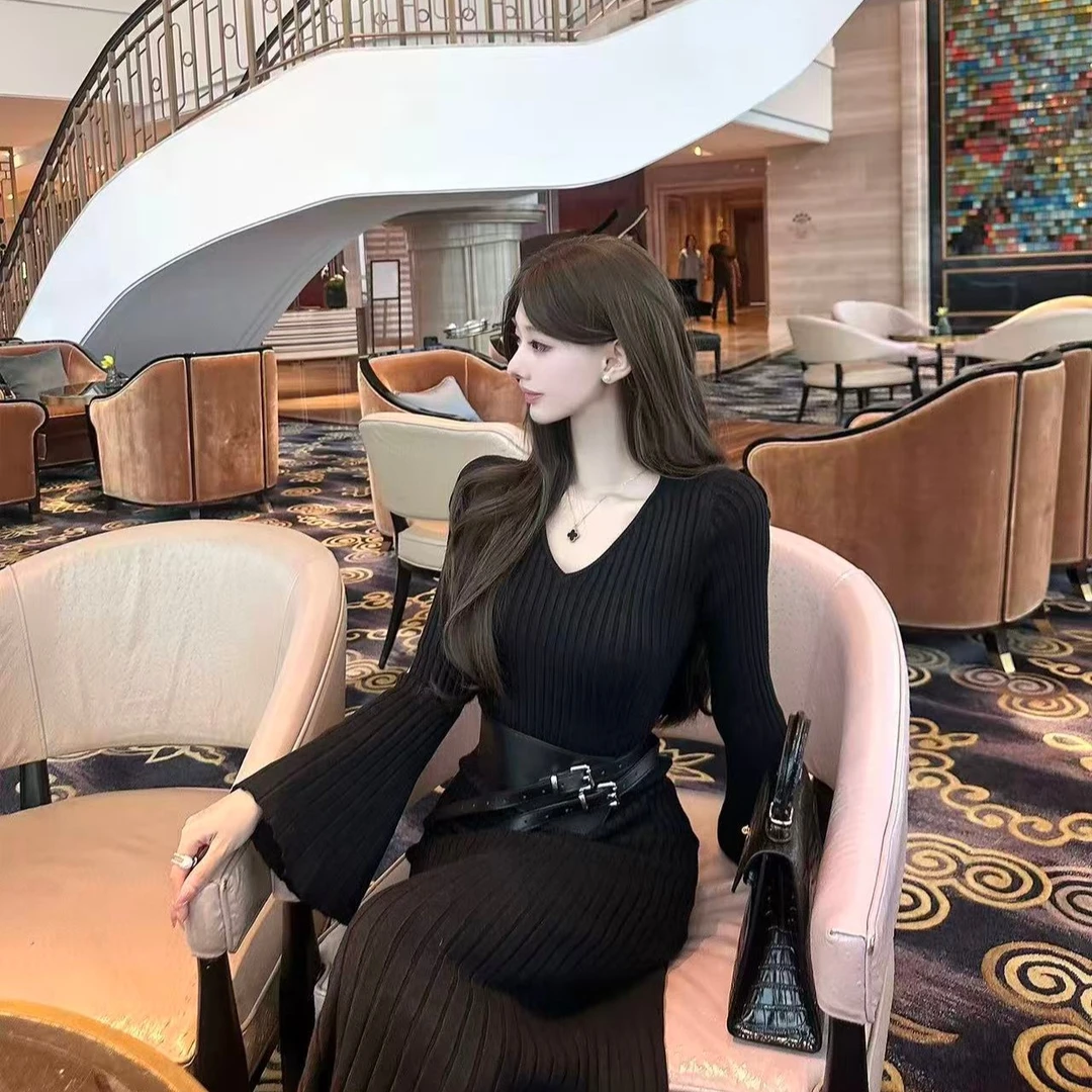 高级感纯欲V领极简风设计感秋冬内搭包臀内搭长裙针织毛衣连衣裙