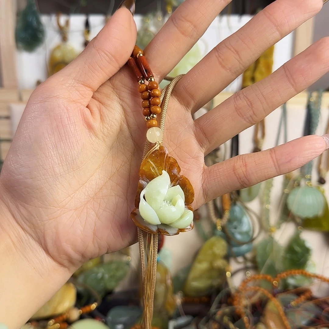 扬***.蛇纹石玉未镶嵌颈饰