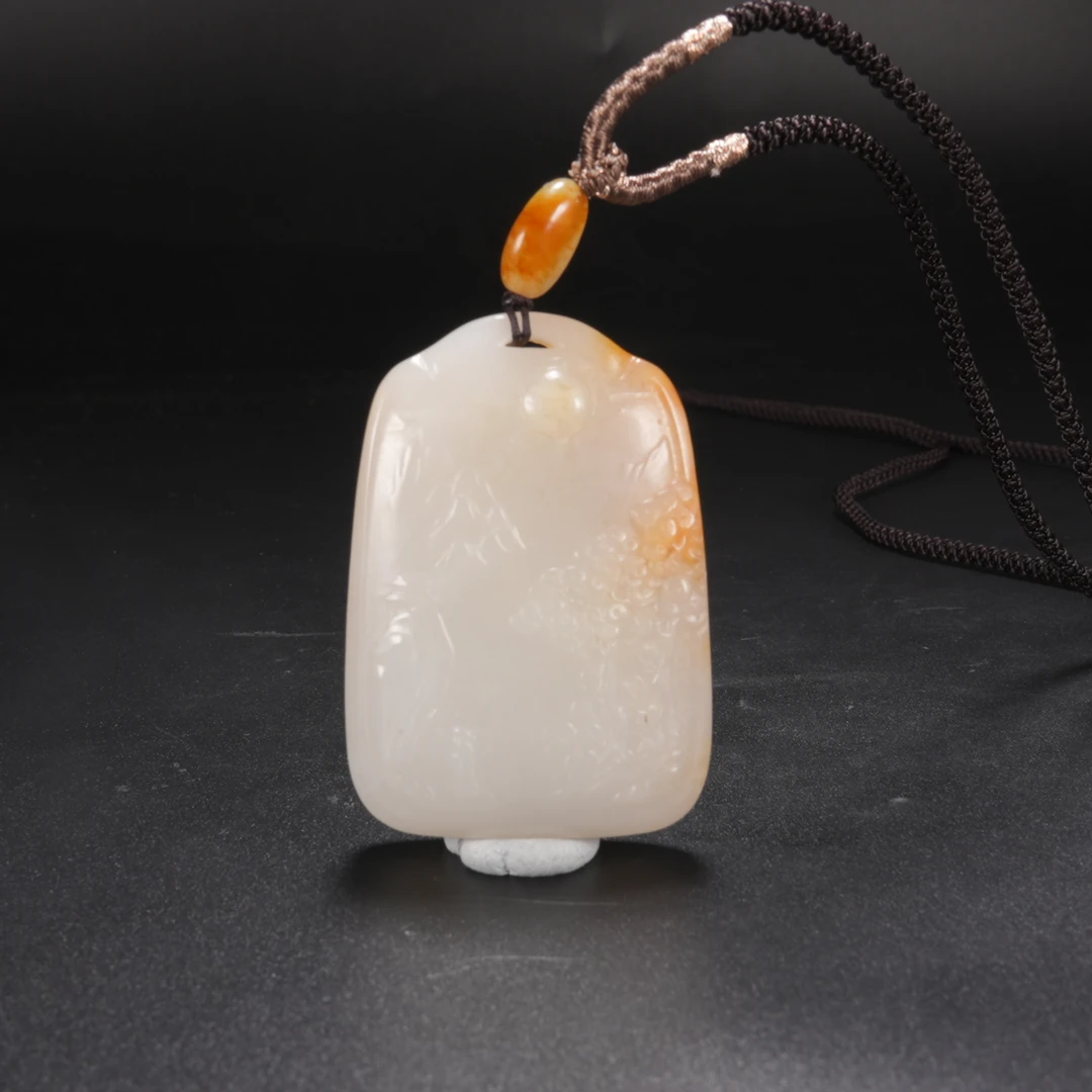 lot14新疆和田玉籽儿山水牌挂件/保利拍卖