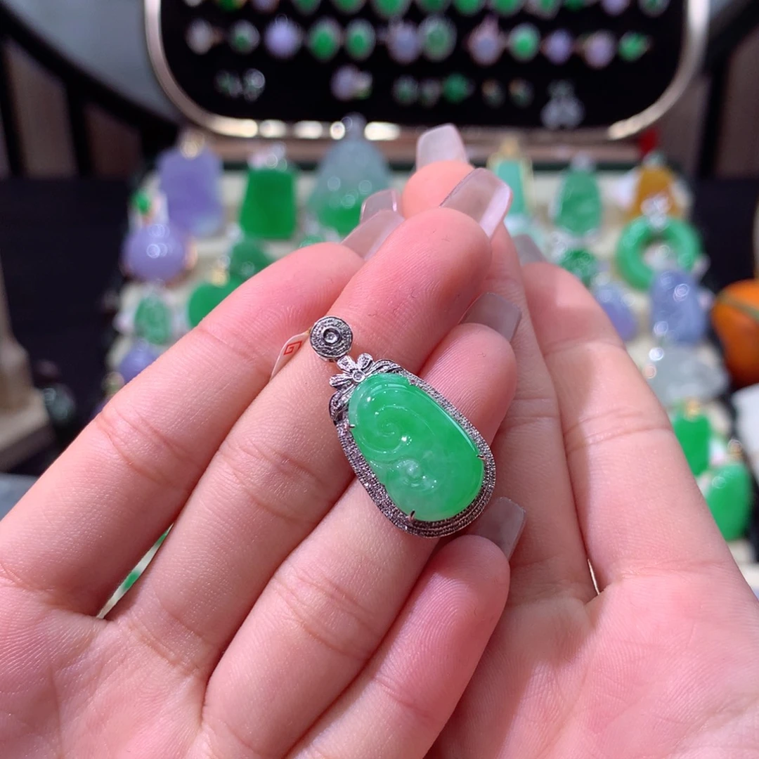 翡翠颈饰18K金镶嵌翡翠