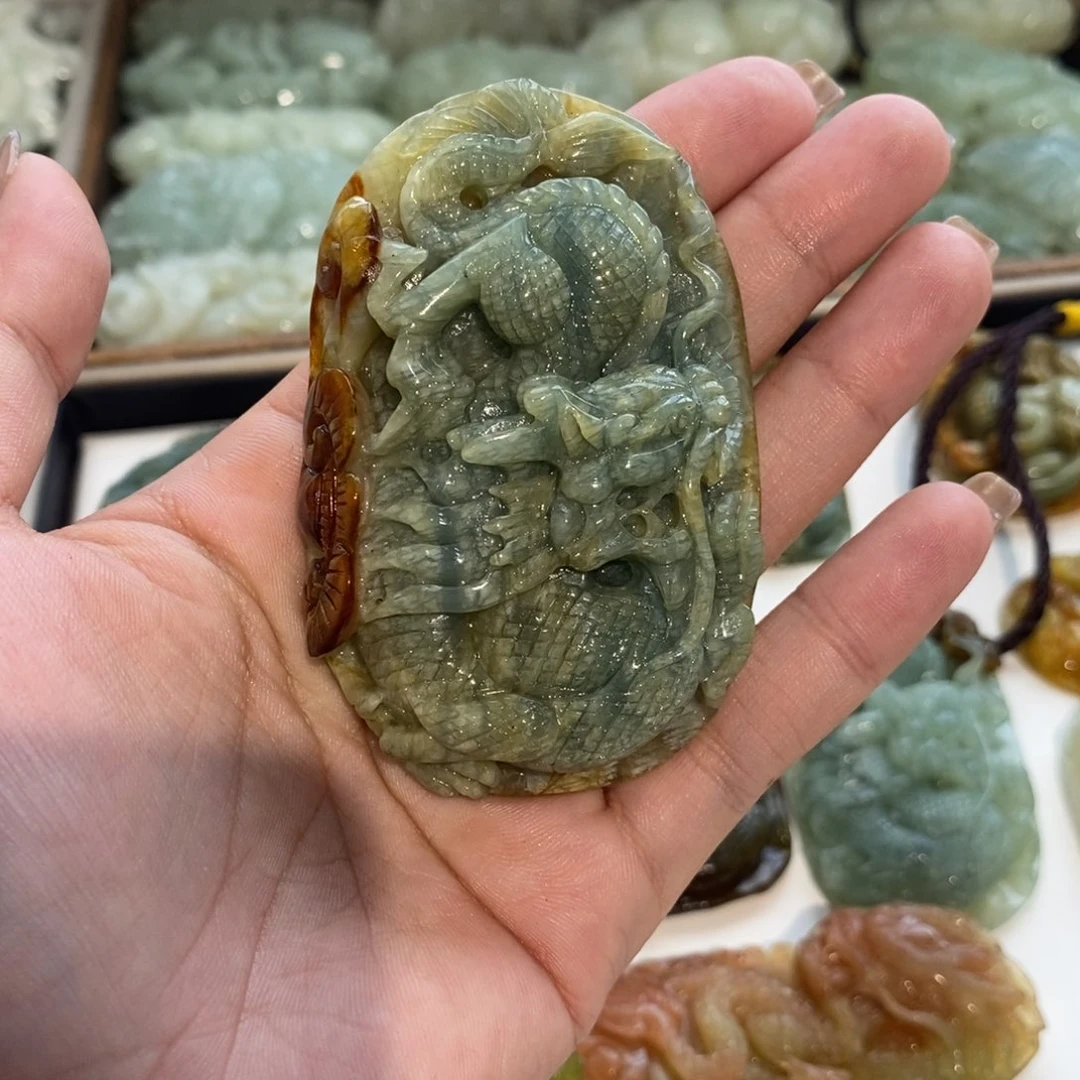 道***心蛇纹石玉未镶嵌颈饰