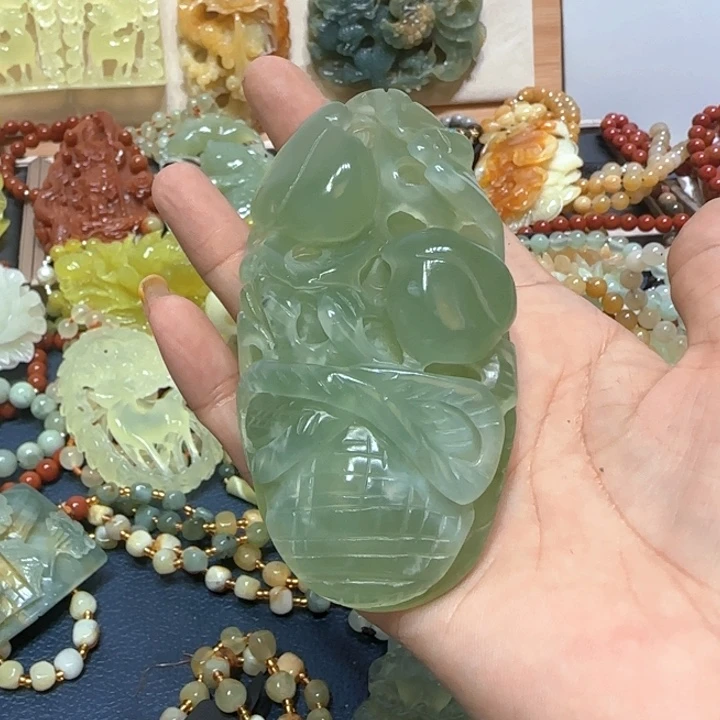 未镶嵌蛇纹石玉吊坠