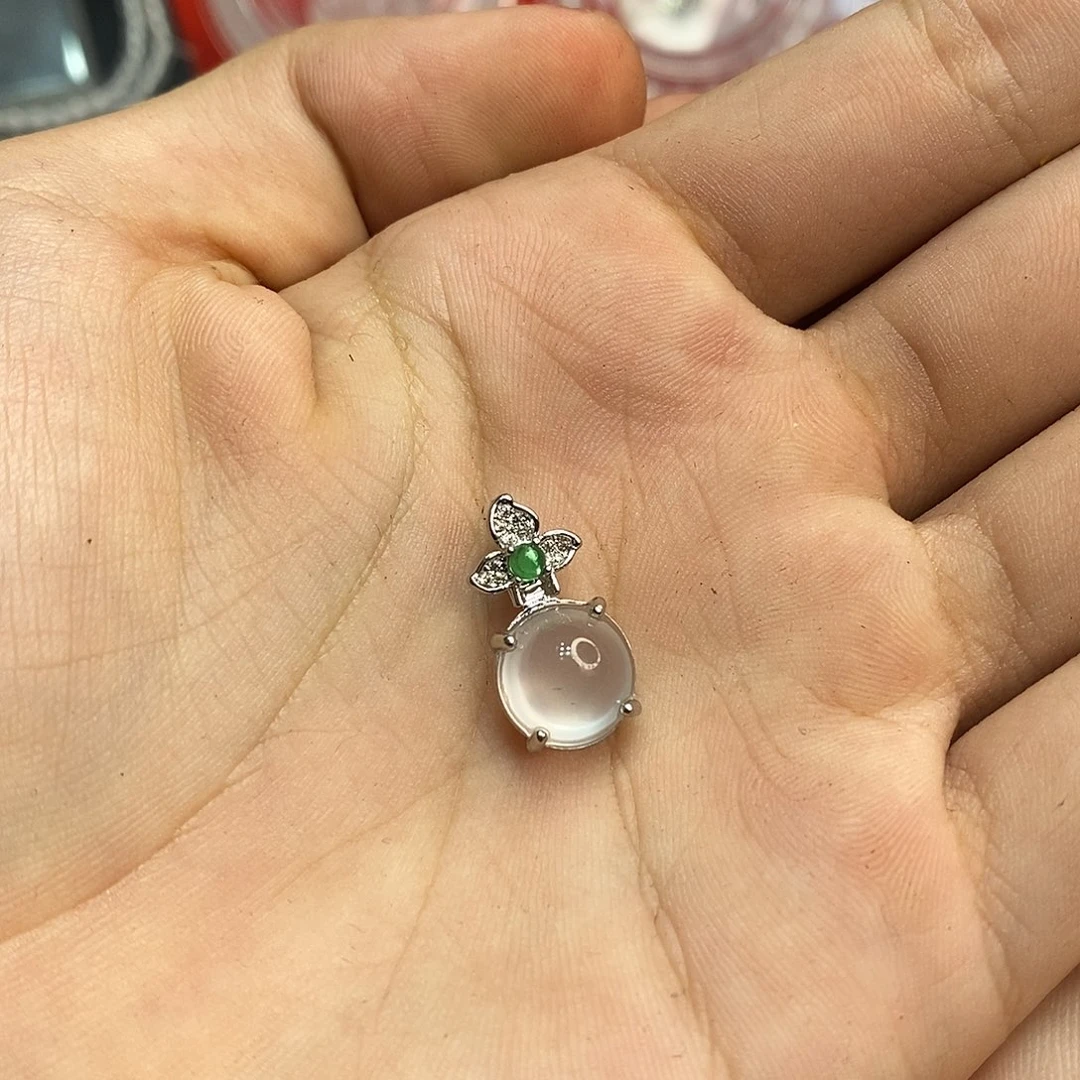 颈饰未镶嵌石英质玉