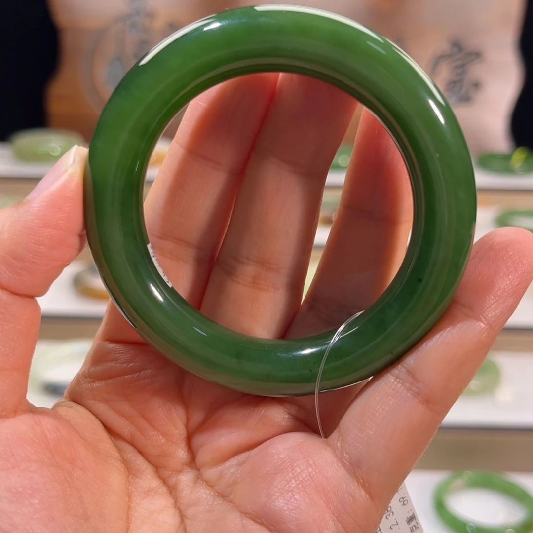 和田玉未镶嵌手镯辣绿碧玉胖圆条