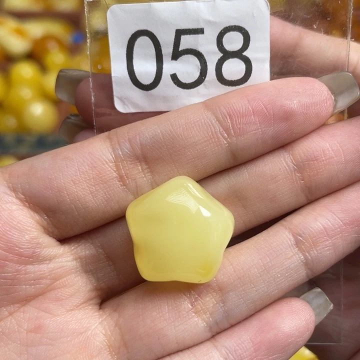 琥珀未镶嵌裸石天然蜜蜡满蜡俏色饱满星星一个无优化