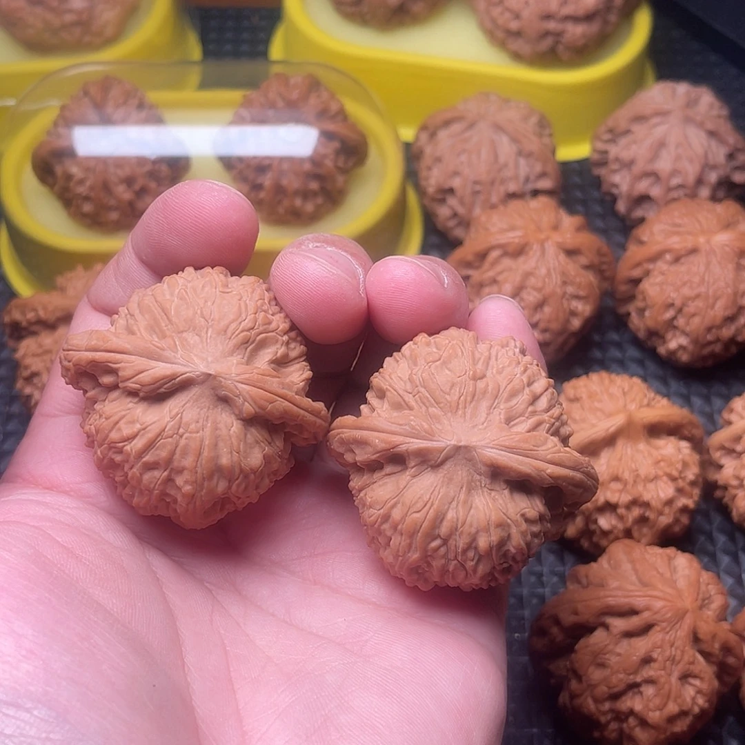 文玩核桃吊坠白狮子