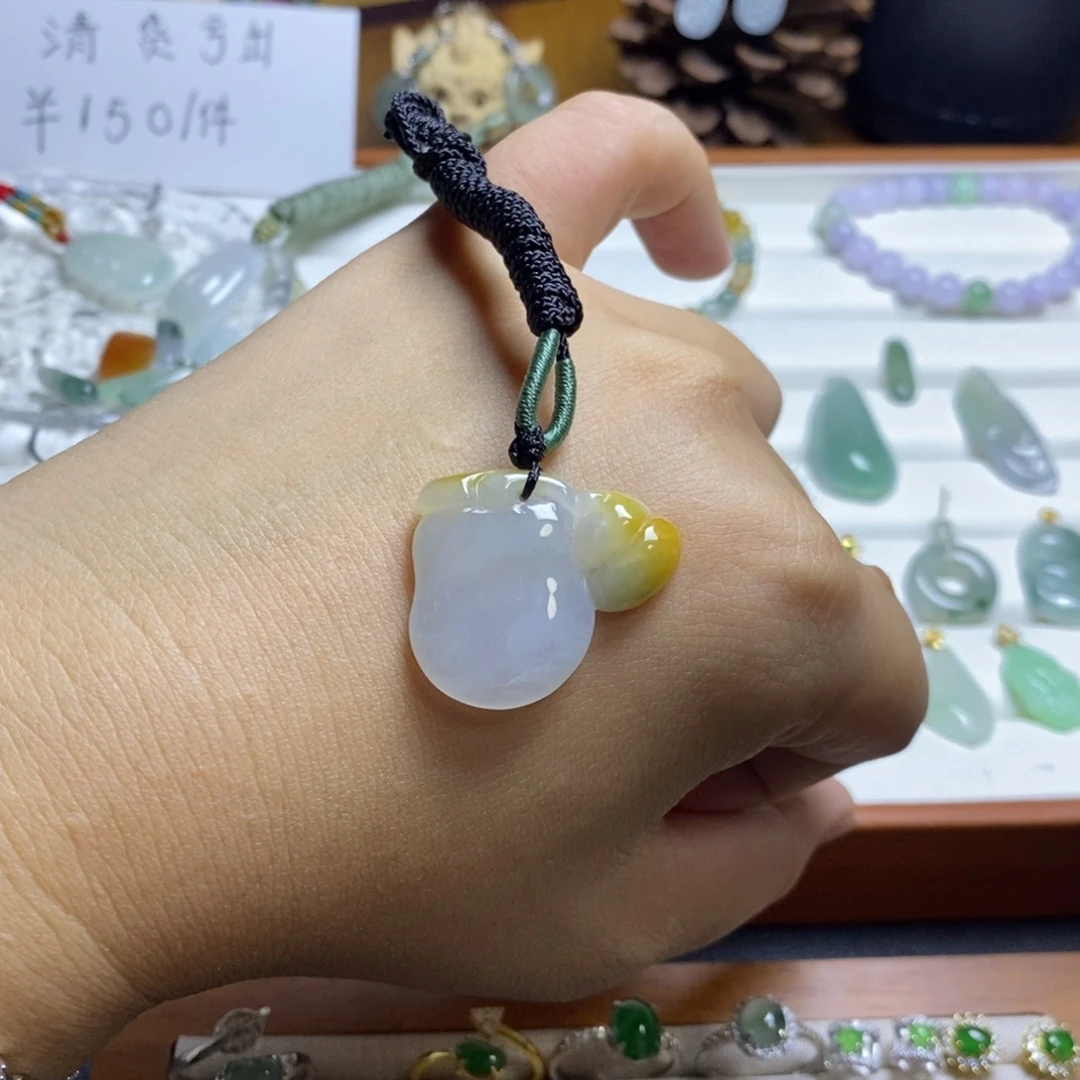 翡翠未镶嵌颈饰翘色福瓜