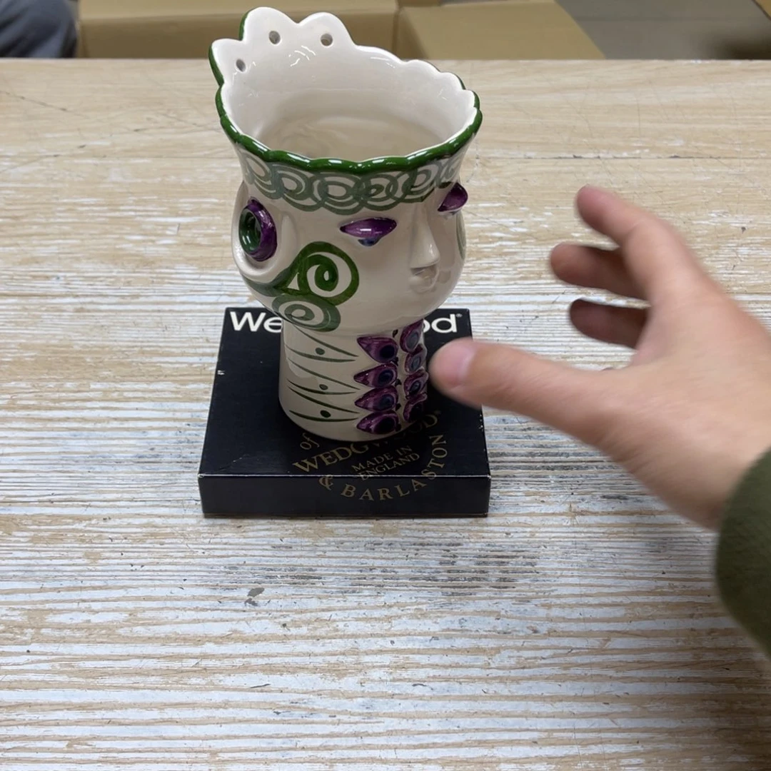 瓷片a**o密密麻麻地排列着一个