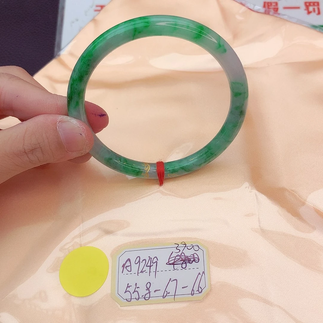 翡翠手镯未镶嵌我