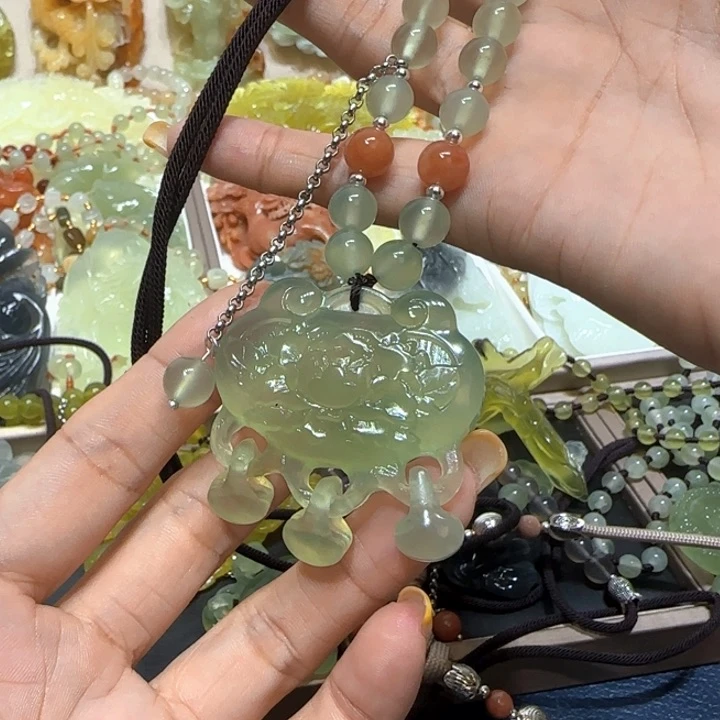 未镶嵌蛇纹石玉吊坠