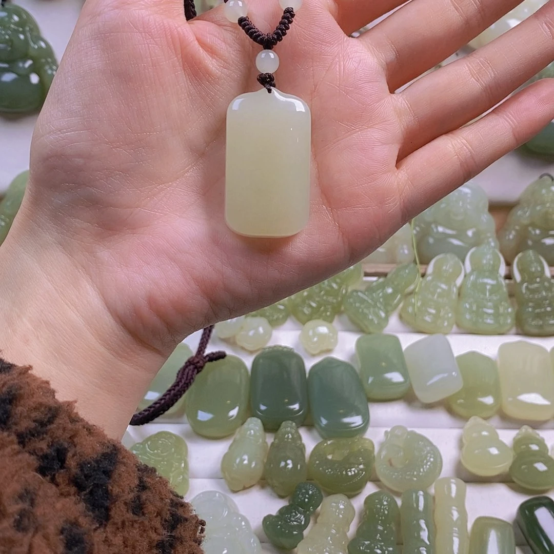 炒***芽和田玉未镶嵌颈饰