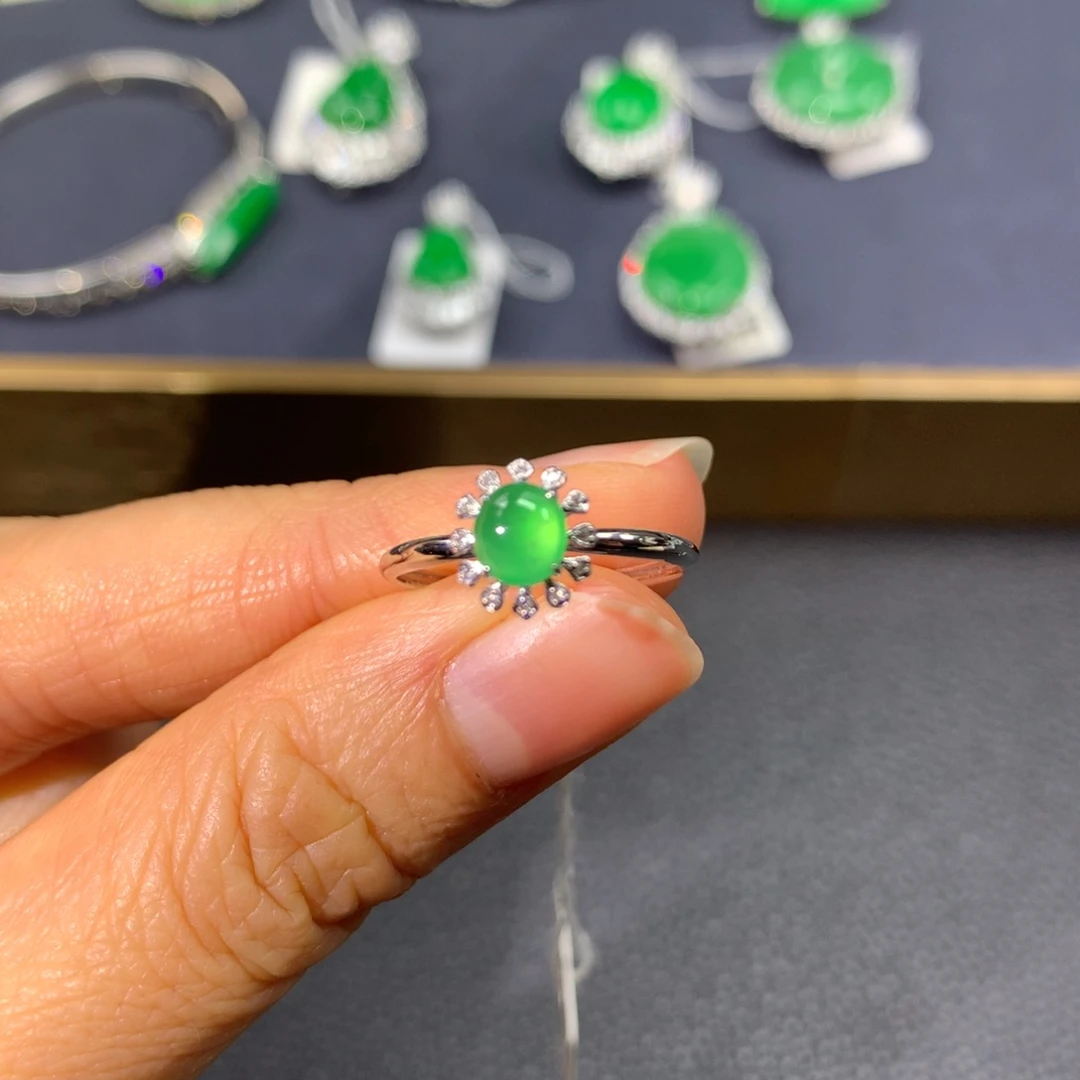 翡翠戒指18K金镶嵌翡翠