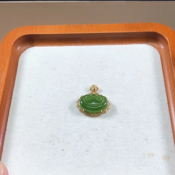 颈饰18K金镶嵌和田玉（碧玉）
