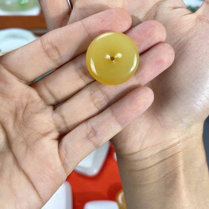 浅***晴和田玉未镶嵌颈饰